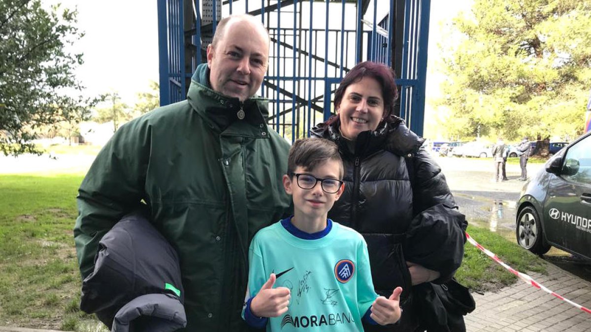 Lucas Fernández, de 12 anys, amb els seus pares.