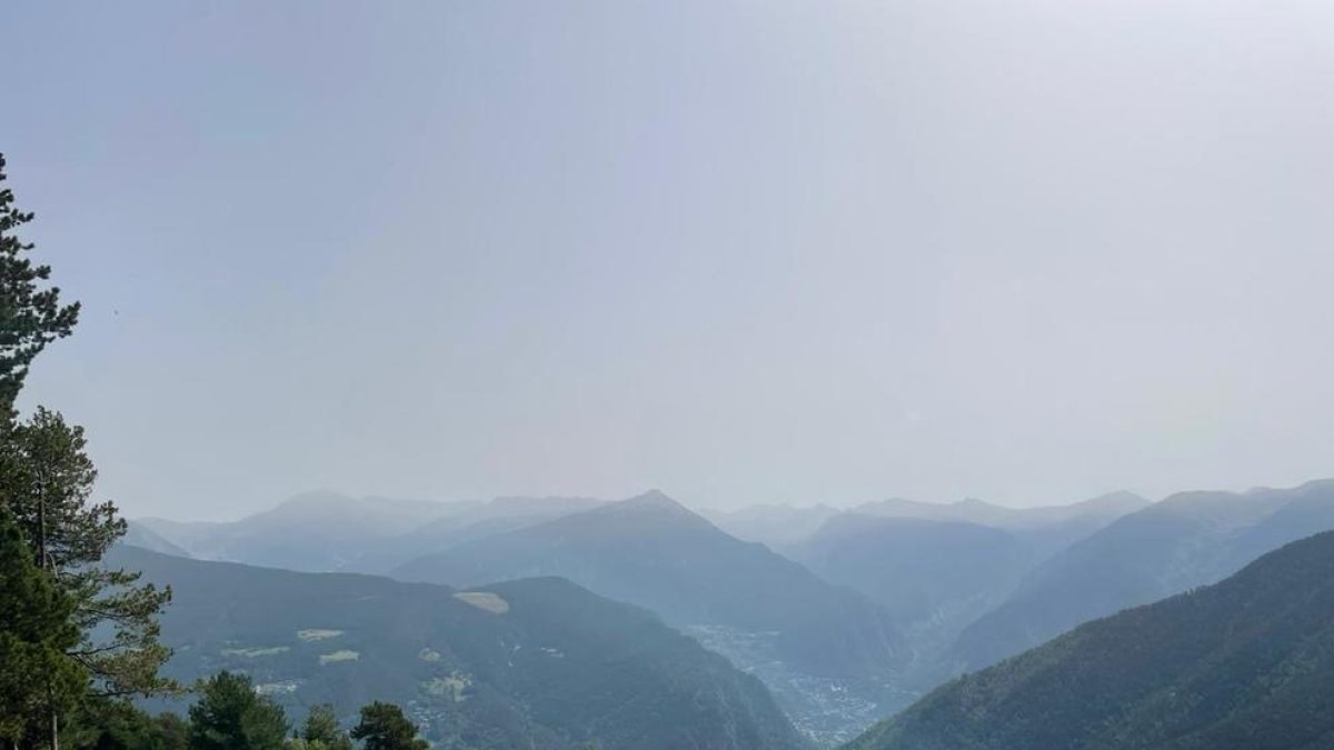 Vistes des de Pal d'aquest migdia amb els Pics del Griu, la Portelleta i Perafita difuminats