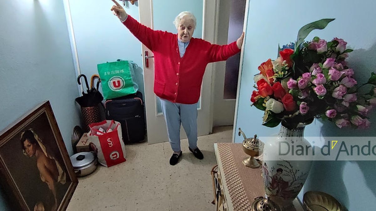 L'àvia amb les seves pertinences abans de marxar en el primer desnonament