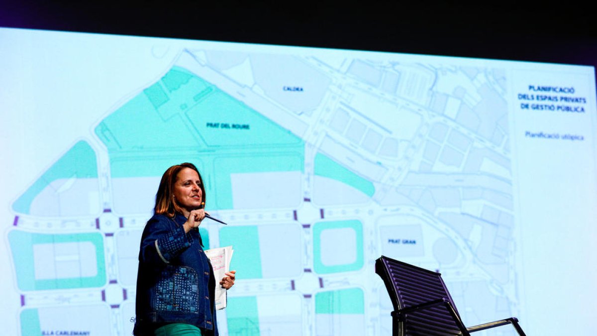 La cònsol major, Rosa Gili, durant la presentació d'un projecte urbanístic.