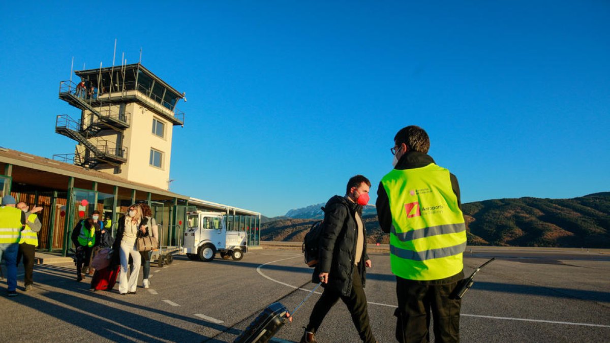 Passatgers a l'aeroport d'Andorra-la Seu d'Urgell.