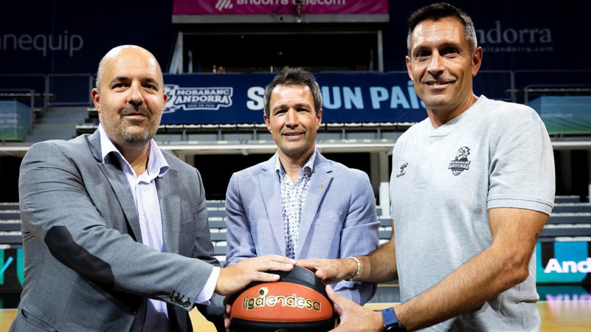 El president del MoraBanc, Gorka Aixàs, el cònsol major de la capital, David Astrié, i el tècnic, Natxo Lezkano.