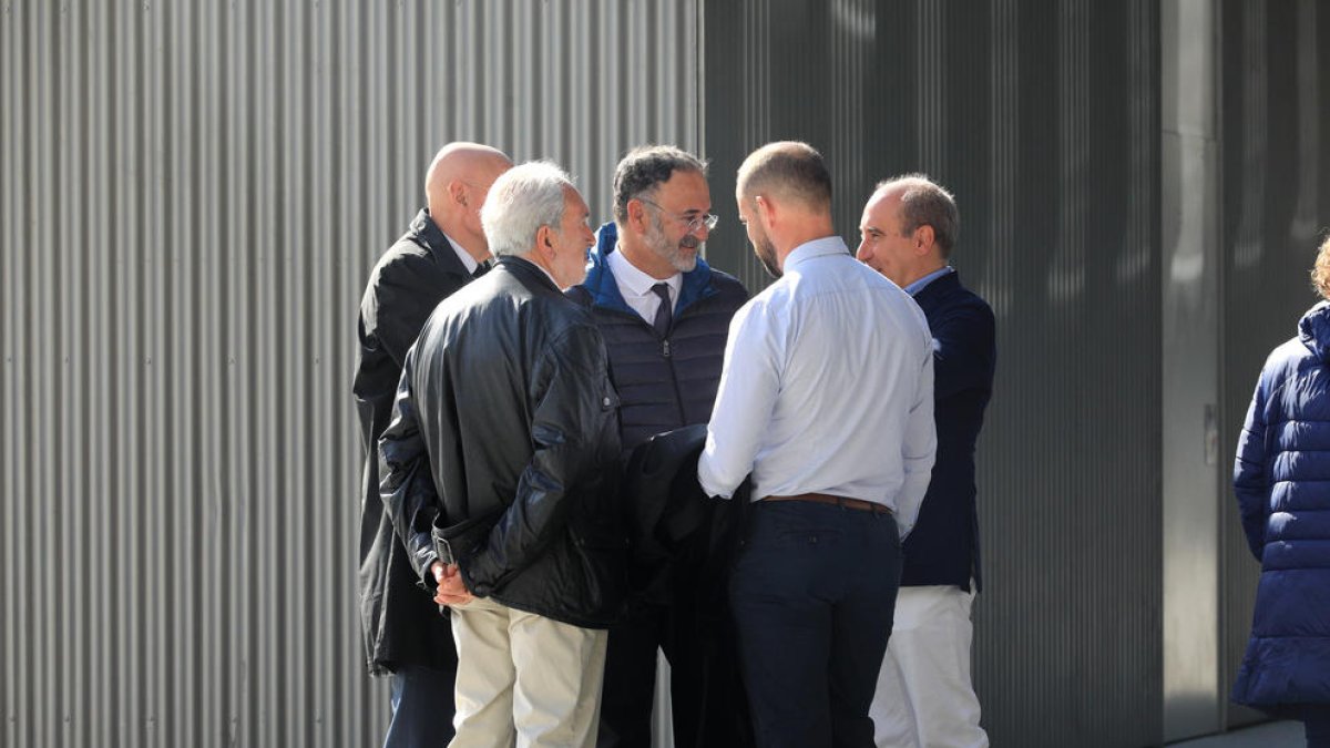 L'advocat Jesús Jiménez amb altres lletrats del 'cas Gao Ping'.