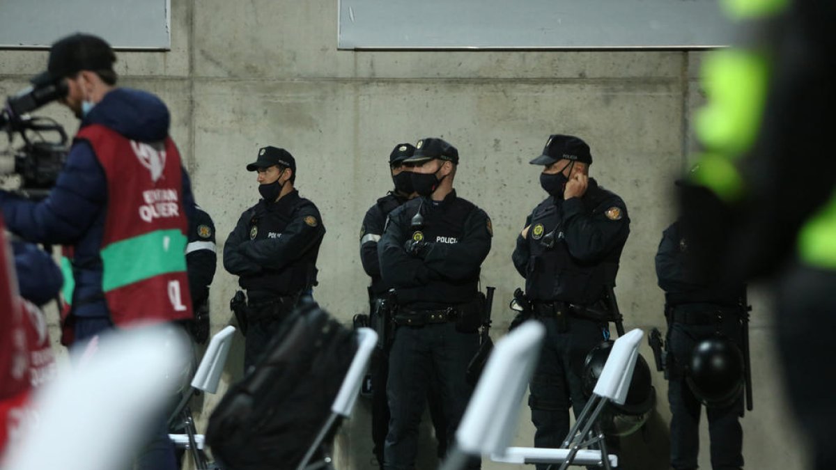 Agents de policia a l'Estadi Nacional.