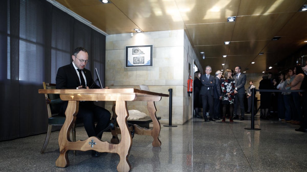 Xavier Espot ha obert el llibre de condolences per Toni Martí