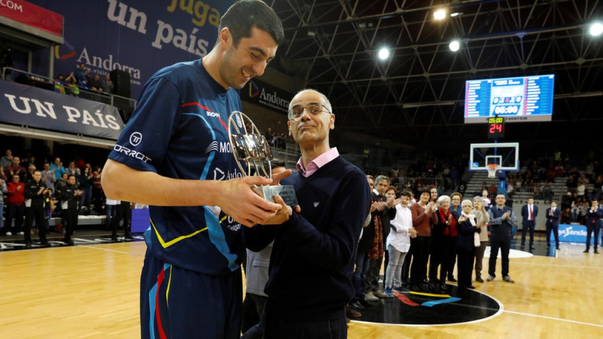 Toni Martí lliura el trofeu de MVP a Gio Shermadini abans d'un partit el març del 2017.