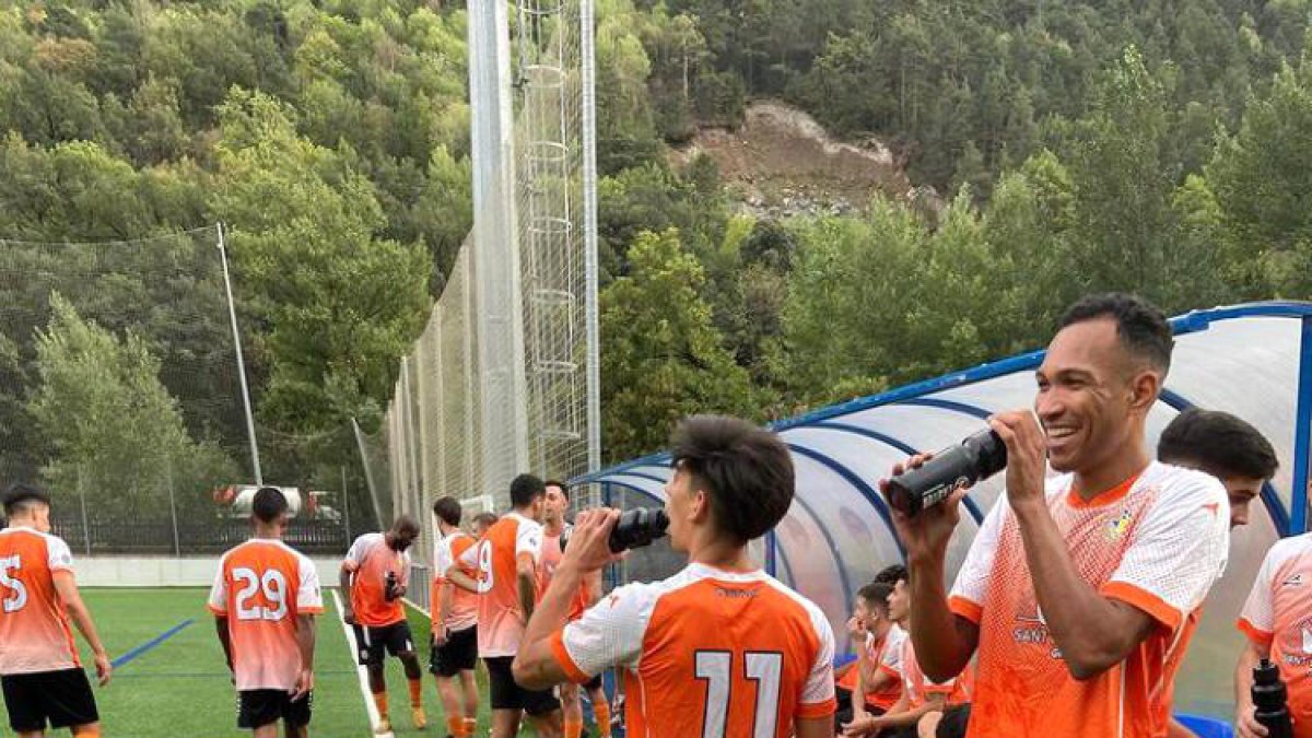 Els jugadors de la UE Sant Julià en un partit de pretemporada.