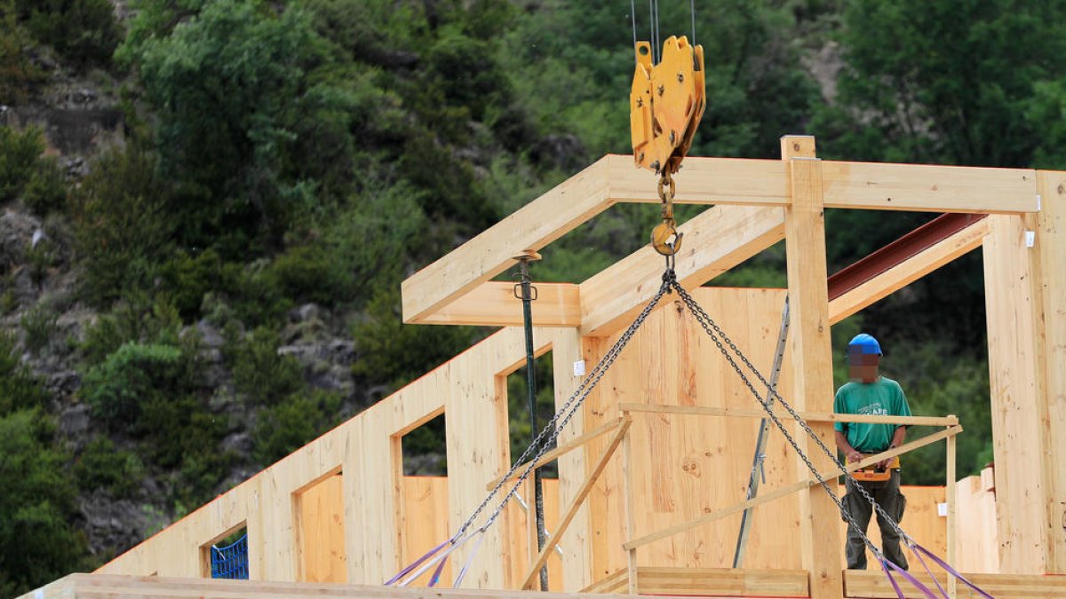Un operari en una de les obres del país.