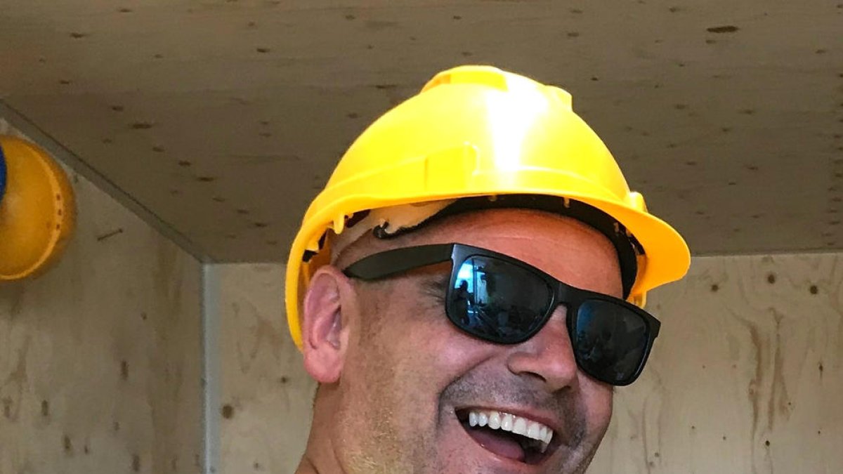 Santiago Cirugeda a una obra.