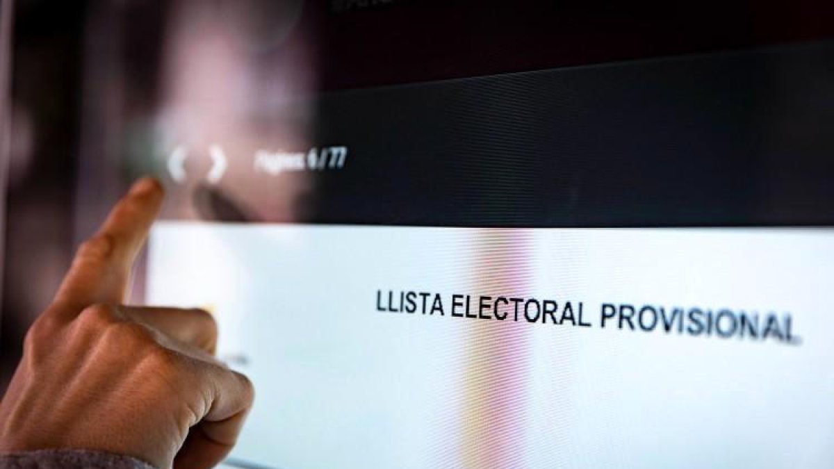 Una persona consultant la llista provisional.