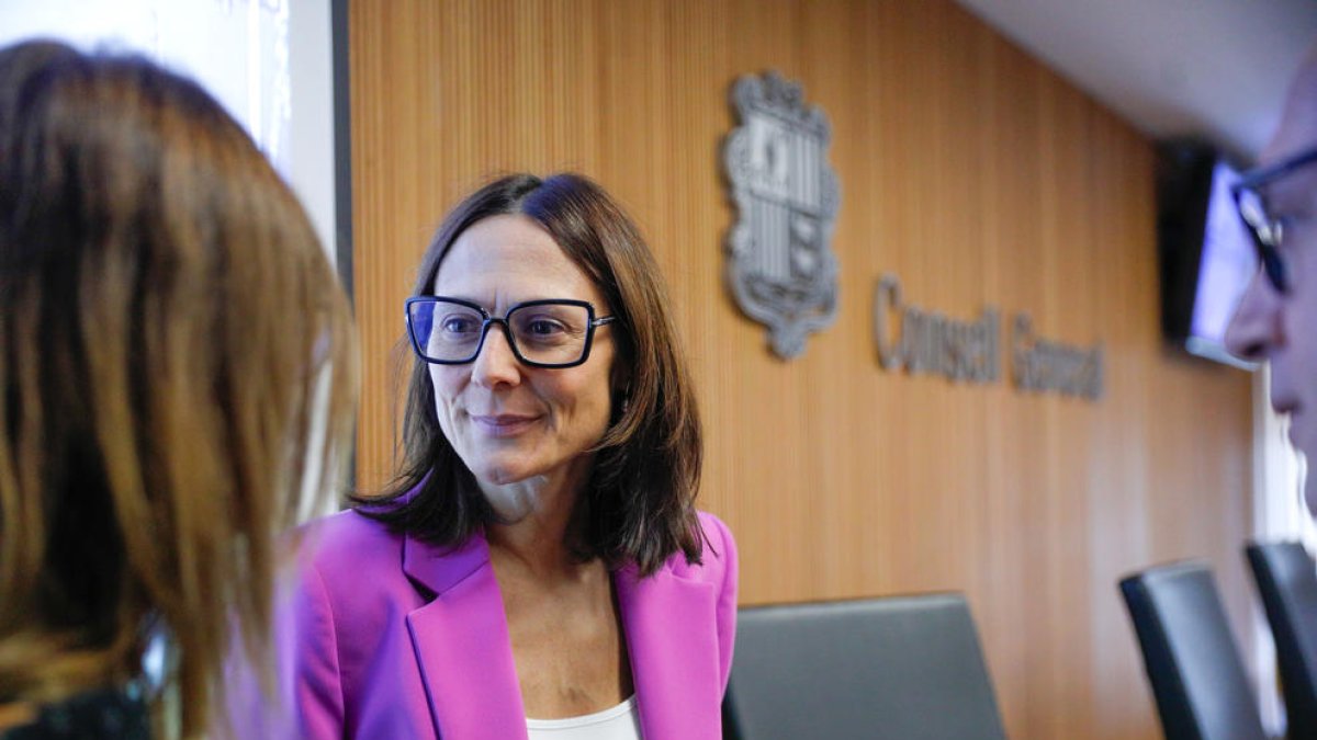 La ministra de Justícia i Interior, Ester Molné, a l'inici de la comissió.
