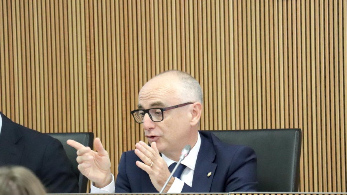 El ministre Ramon Lladós en la compareixença avui en comissió legislativa al Consell