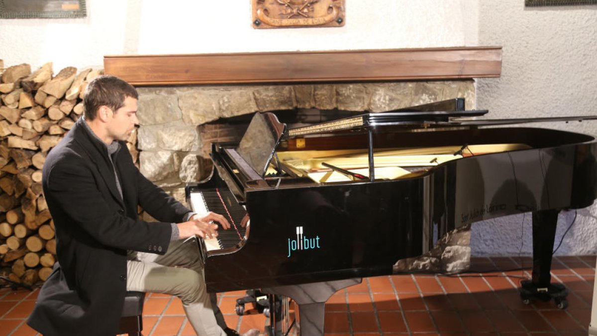 Un dels participants tocant el piano.
