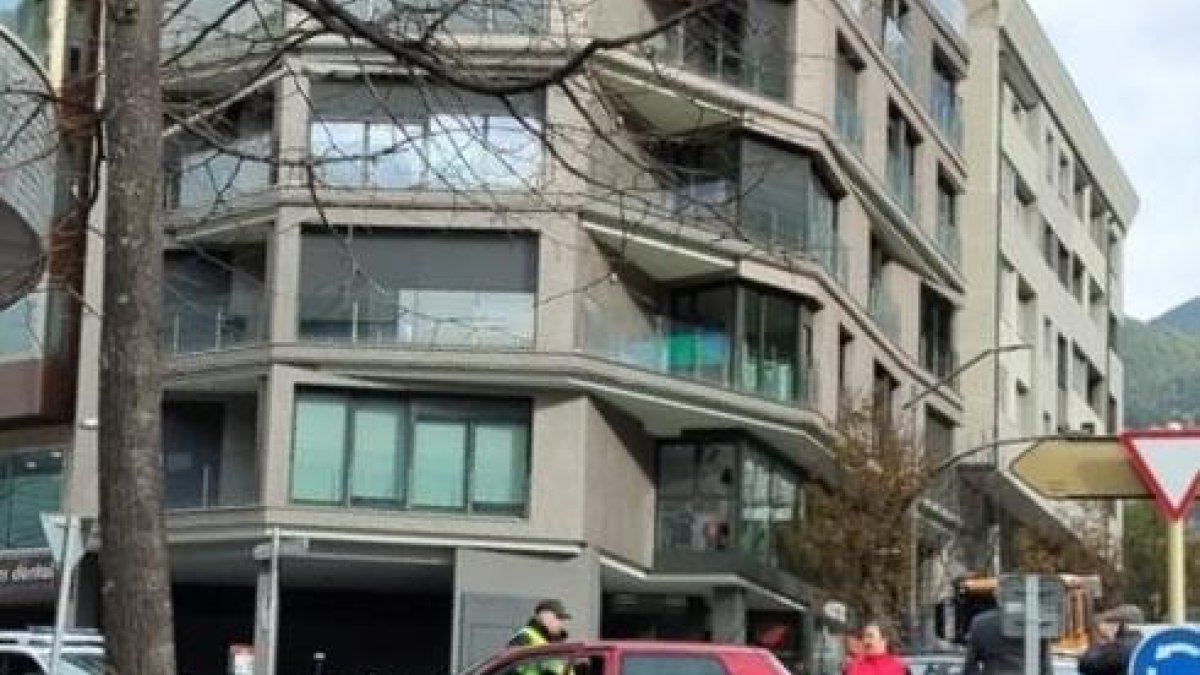 Cotxe accidentat a la carretera de l'Obac