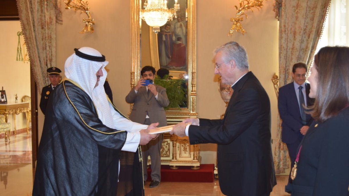 L'ambaixador de Kuwait, Khalifa M. Alkhorafi amb el copríncep episcopal