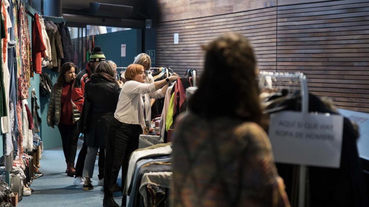 Visitants al mercat de segona mà Vide Dressing