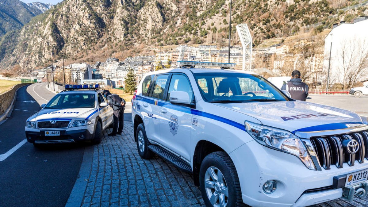 Un agent amb el seu vehicle.