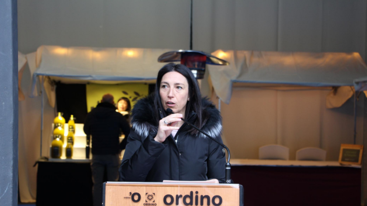 La cònsol major, Eva Choy, durant la inauguració de la mostra