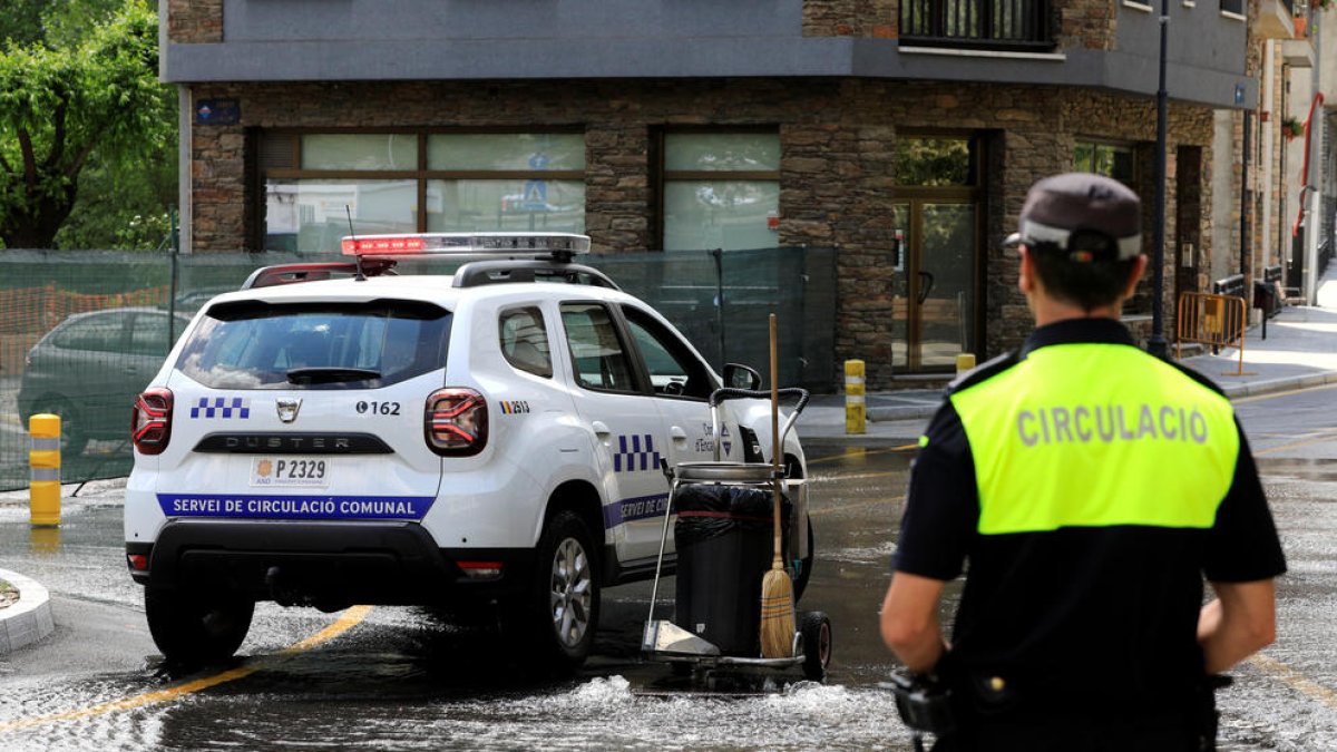 Un vehicle i un agent del servei de circulació d'Encamp.