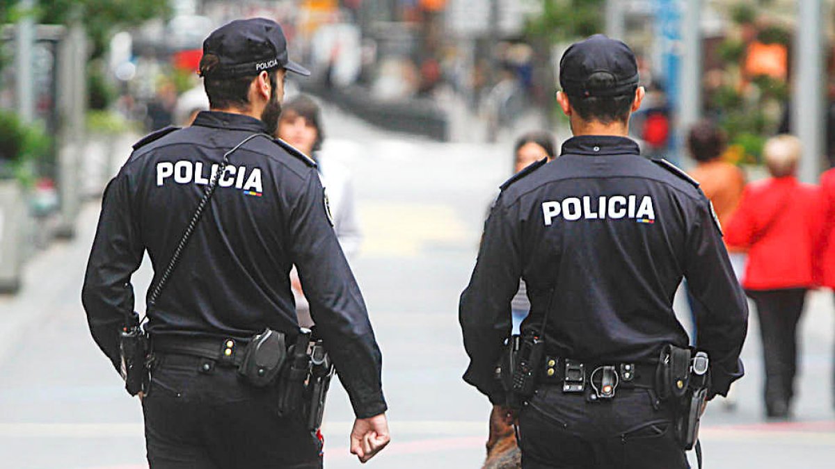 Agents de policia contolen l'eix comercial.