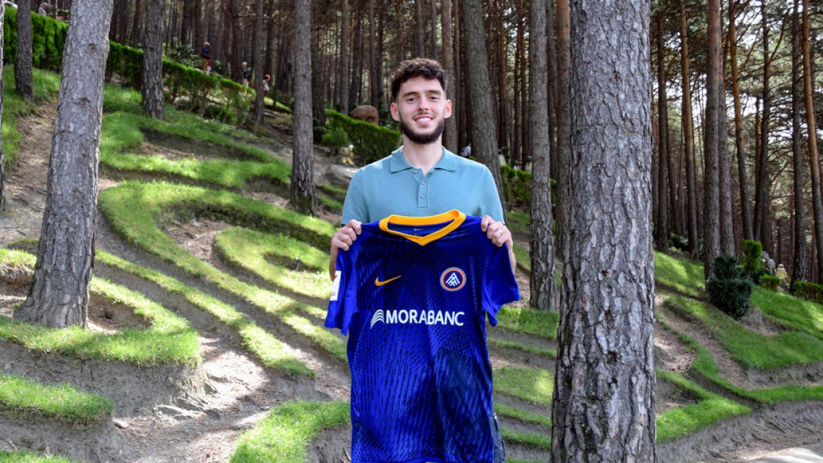 El nou extrem de l'FC Andorra, Laorent Shabani, presentat als jardins de Juberri.
