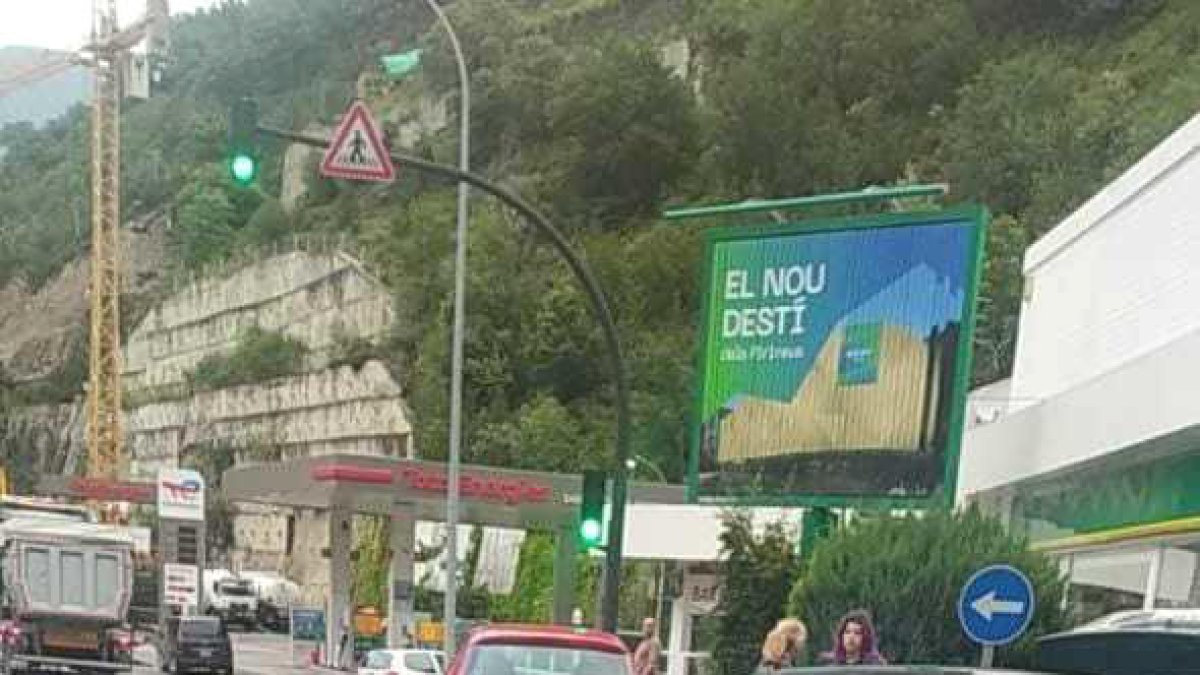 Un cotxe topa contra un fanal a Sant Julià de Lòria