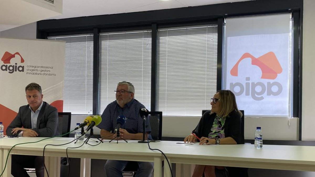 El president d'AGIA, Gerard Casellas i membres de la junta