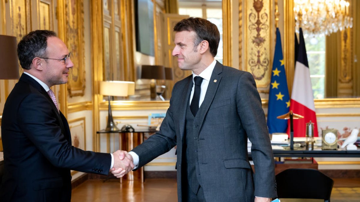 Salutació entre el cap de Govern, Xavier Espot, i el Copríncep francès, Emmanuel Macron.