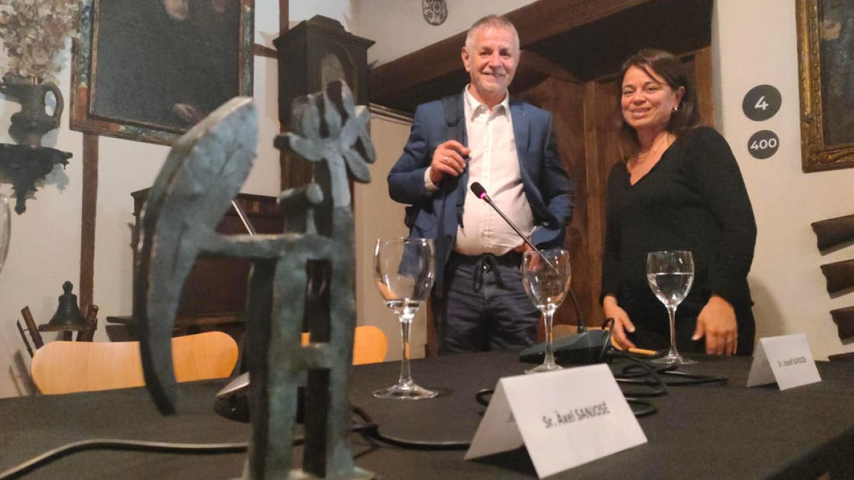 József Kardos amb la seva intèrpret mirant el guardó.