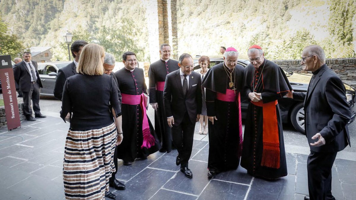 Xavier Espot, Joan-Enric Vives i Pietro Parolin, ahir a l'entrada del santuari de Meritxell.