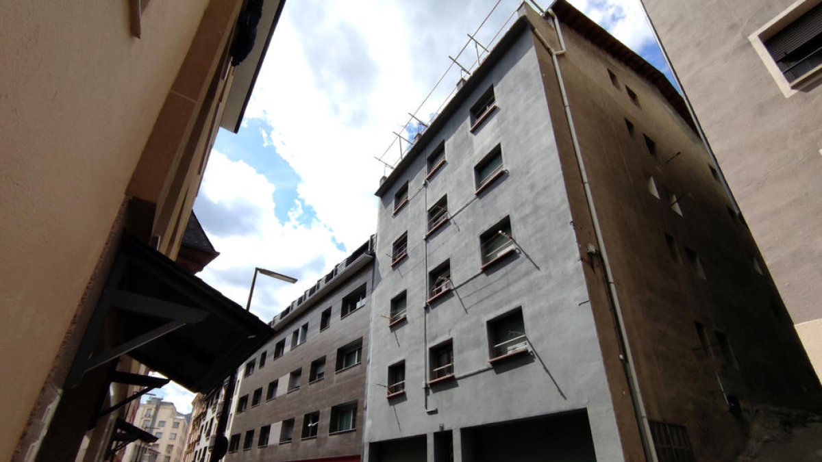 La compra d'un edifici al carrer Roureda de Sansa d'Andorra la Vella es va formalitzar ahir davant notari.