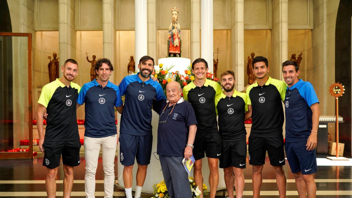 Els capitans i l'entrenador de l'FC Andorra durant la visita d'ahir a Meritxell.