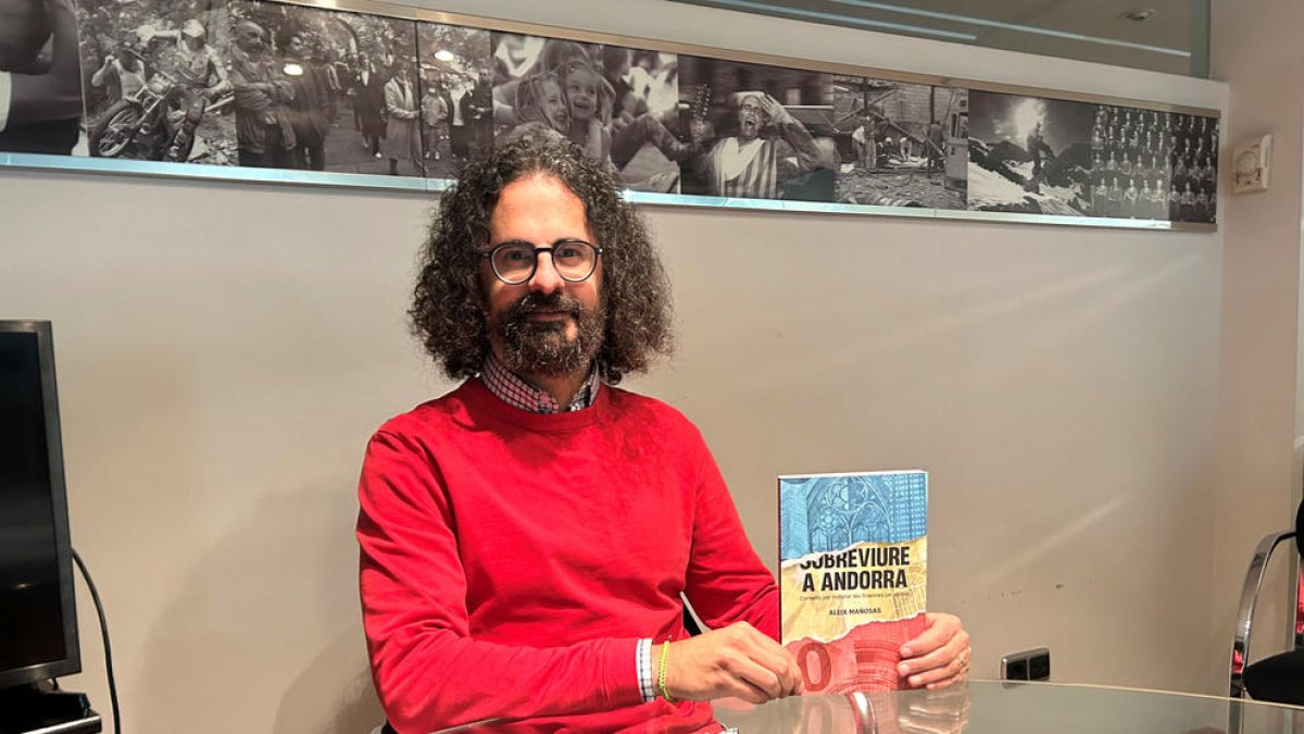 L'escriptor amb el llibre recentment publicat.