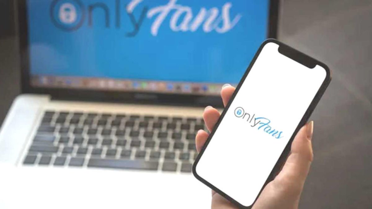Un ordinador i un telèfon mòbil amb OnlyFans