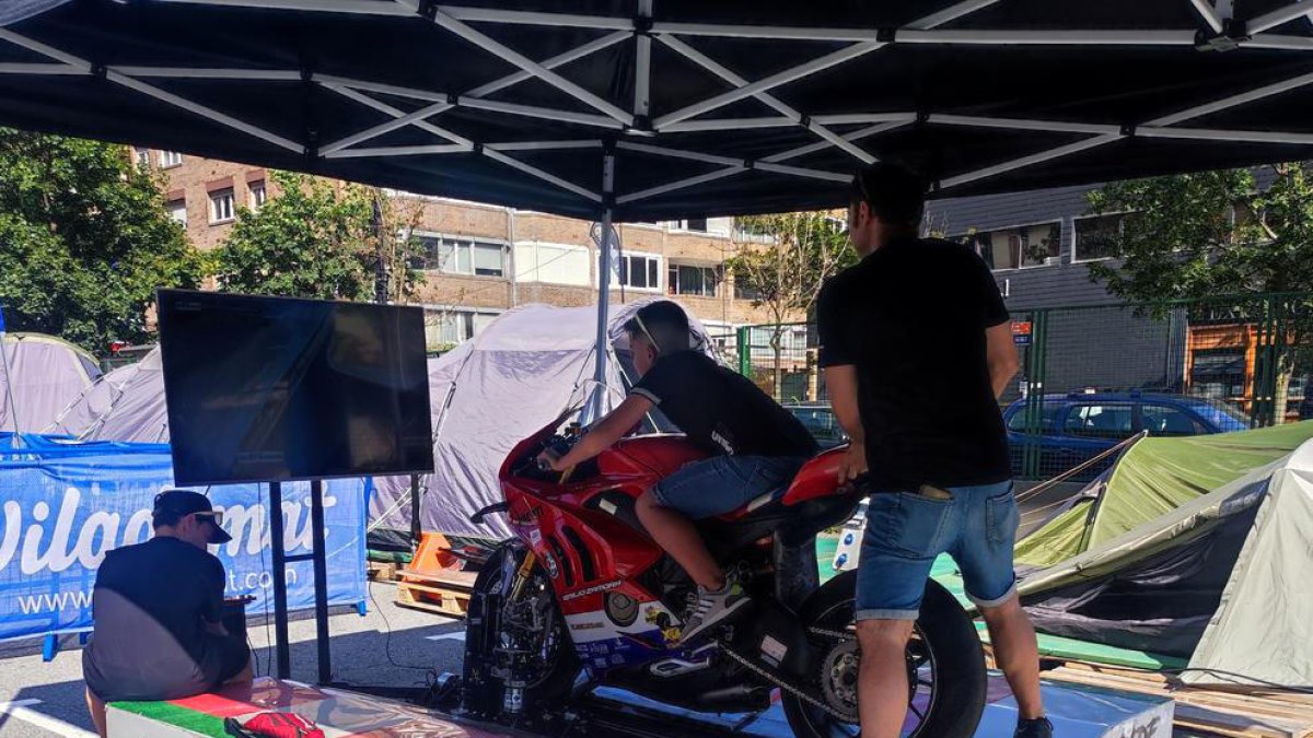 Un nen en un simulador.