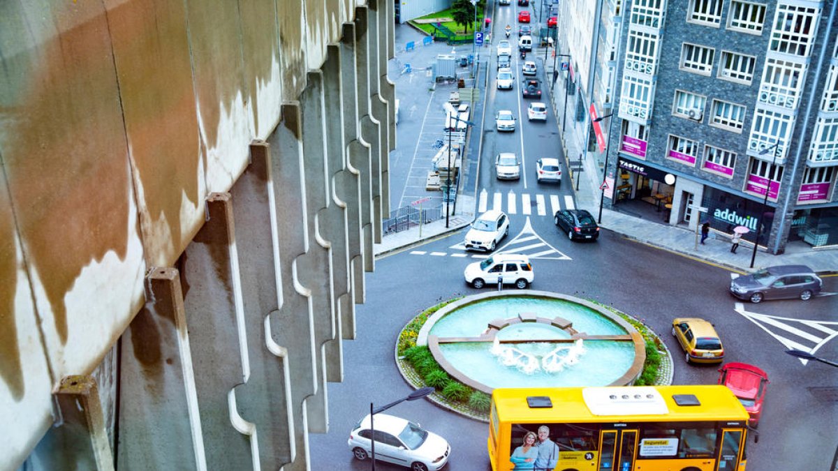 Un bus en un trajecte.
