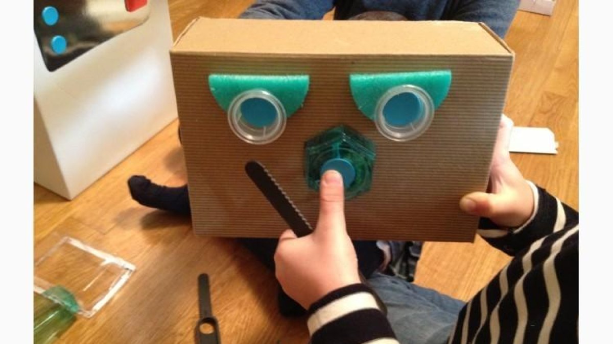 Un robot fet de material reciclat.