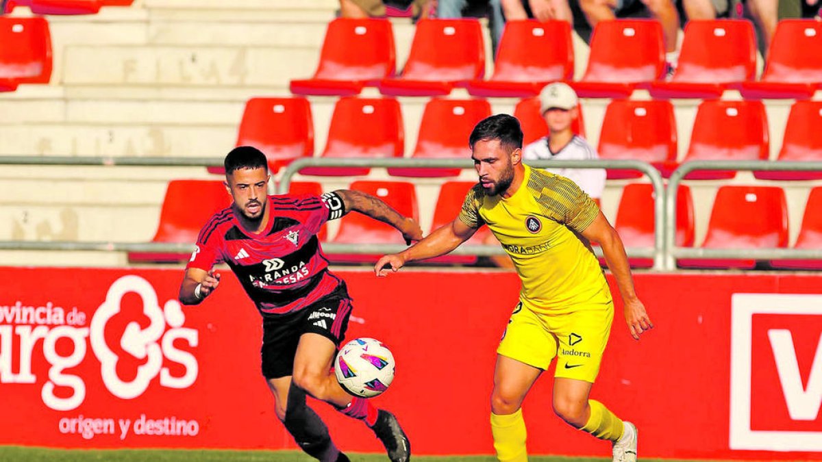 El tricolor Nigue Leal en una acció del partit d'ahir contra el Mirandés.