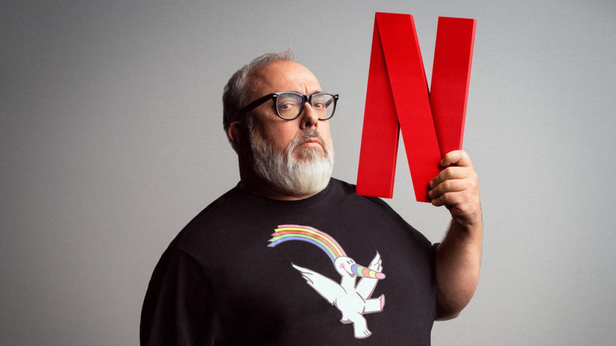 Álex de la Iglesia posant amb el logotip de Netflix.