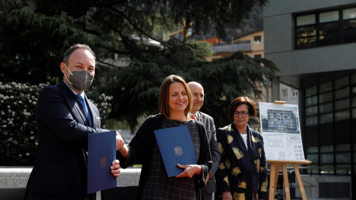 El cap de Govern, Xavier Espot, i la cònsol major d'Escaldes-Engordany, Rosa Gili, amb el conveni firmat