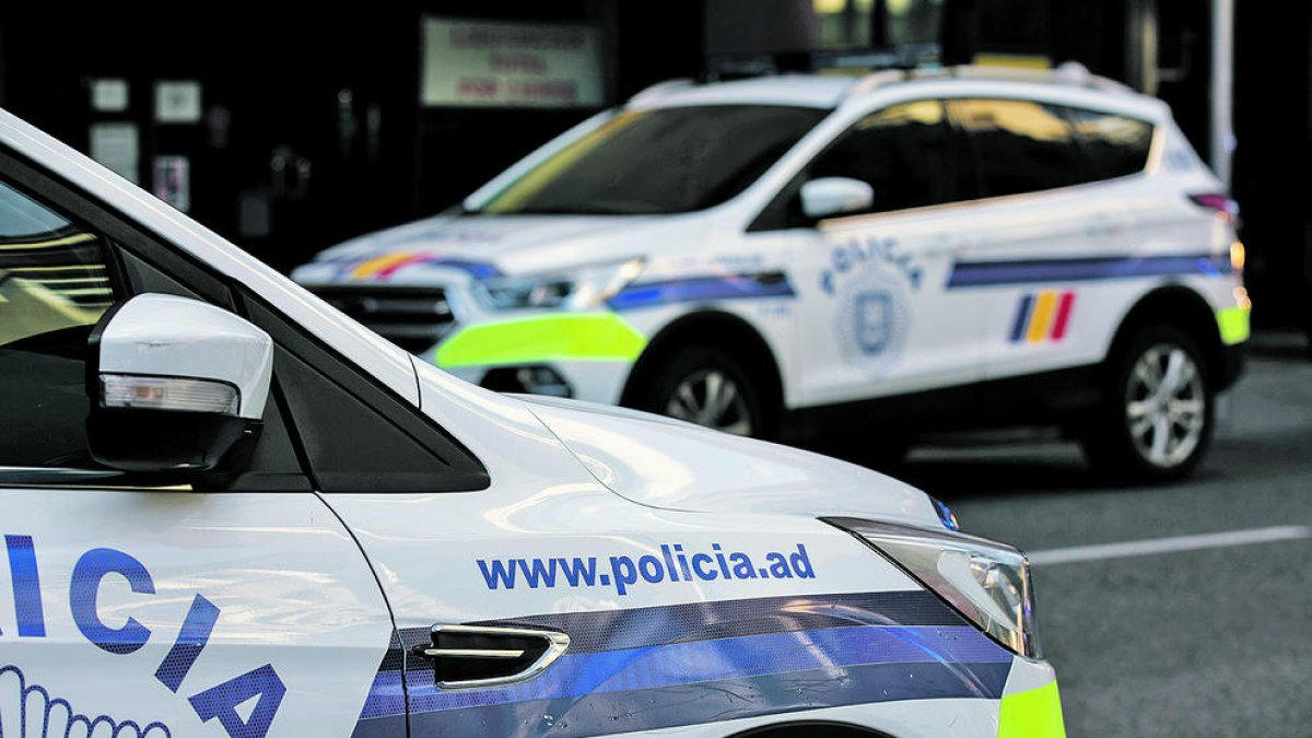 Dos vehicles de la policia.