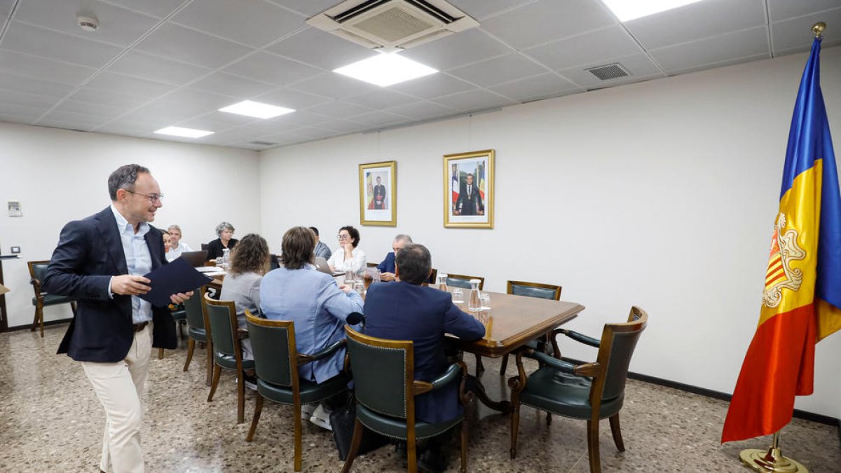 Espot arribant a la reunió del pacte d'Estat.