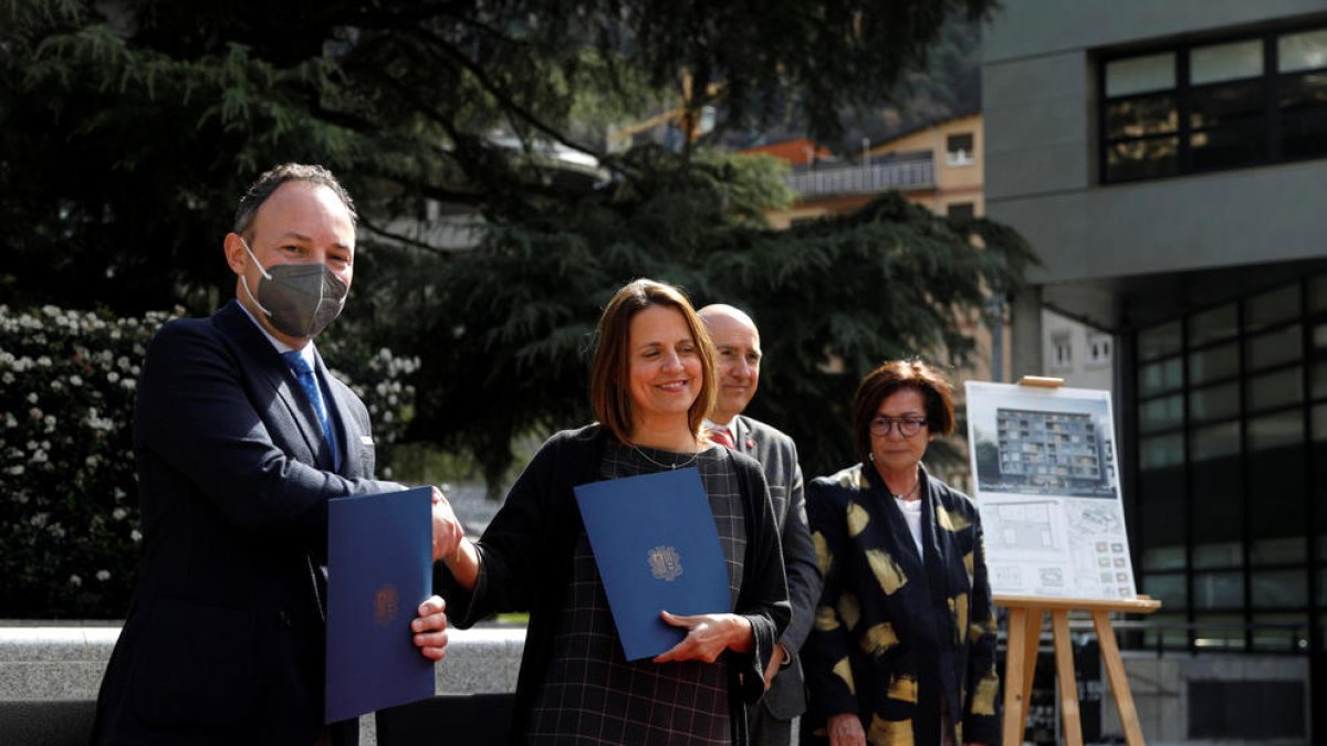 Rosa Gili i Xavier Espot el dia de la firma del conveni entre les dues parts.