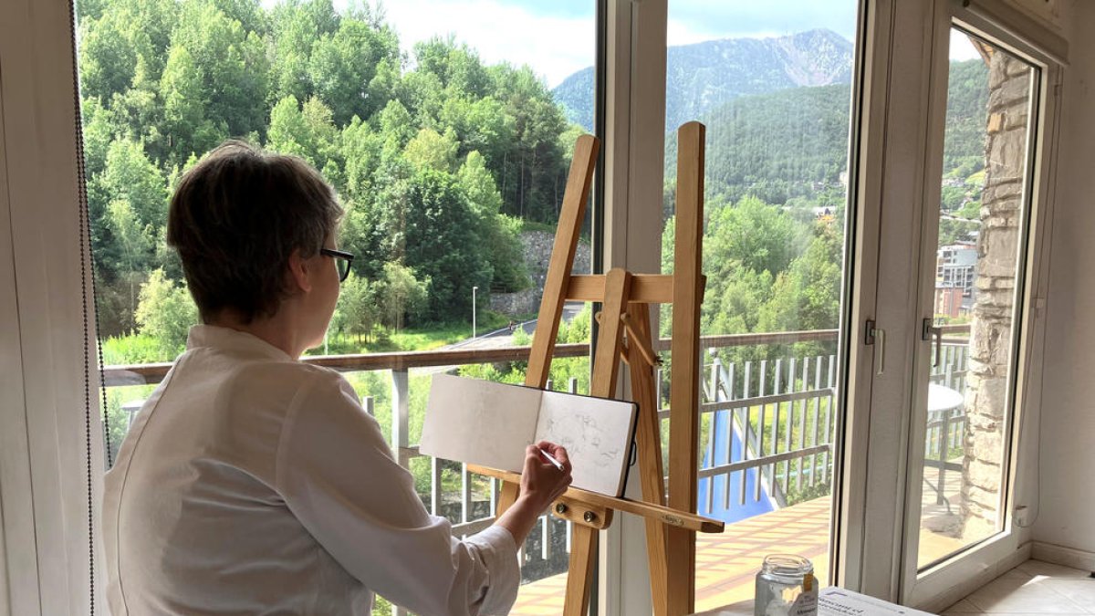 L'artista treballant al taller de Faber Andorra.