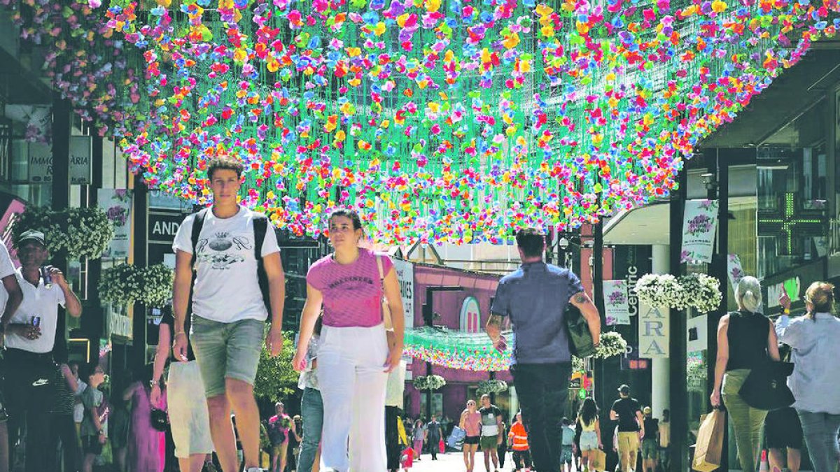 Vianants a l'avinguda Meritxell.