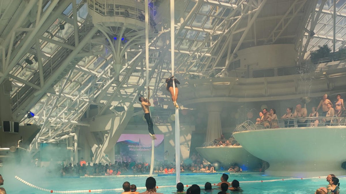 L'espectacle d'acrobàcies a Caldea.