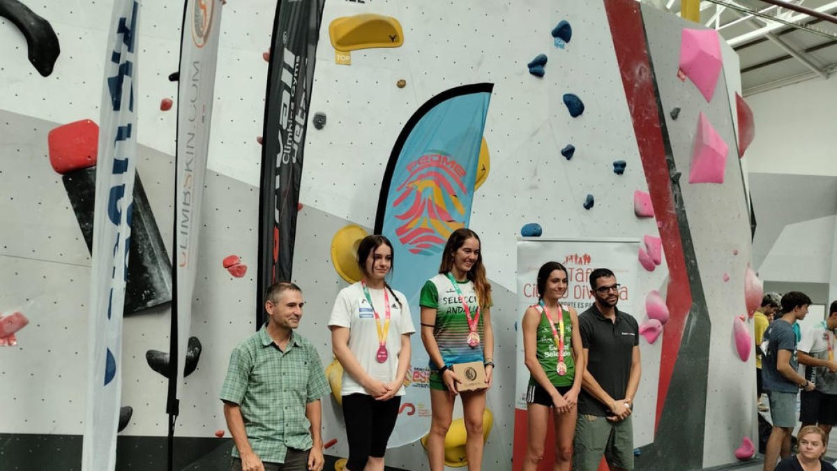 L'andorrana Laia Taulats, a l'esquerra, al podi de Getafe.