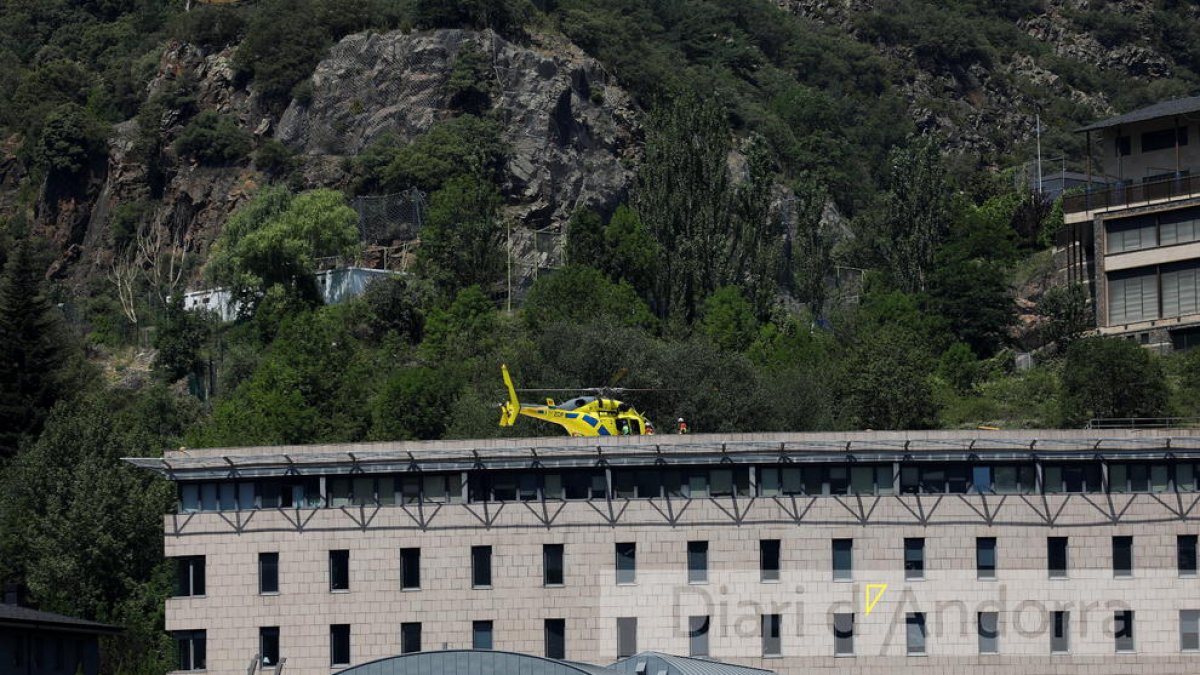 Els bombers han evacuat amb un helicòpter