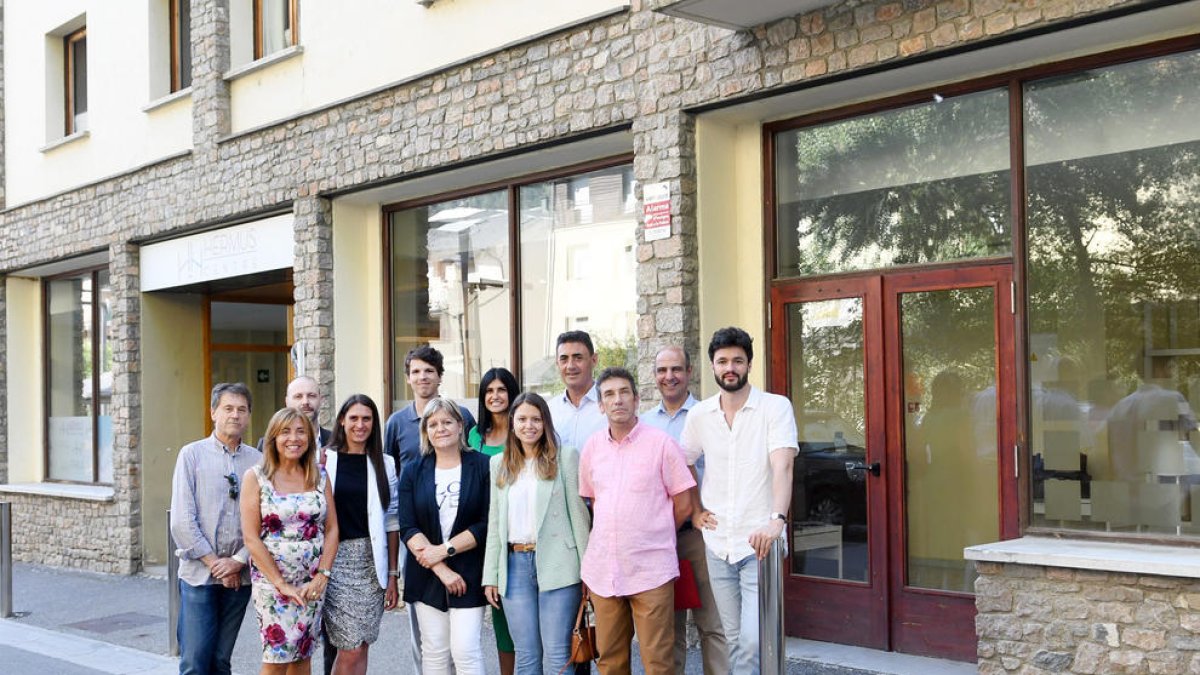 Visita amb els grups parlamentaris dels edificis d'habitatge adquirits per a lloguer a preu assequible.