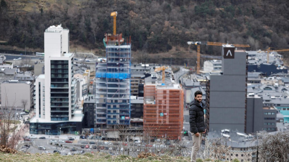 Cerni Escalé amb les torres d'Escaldes de fons.